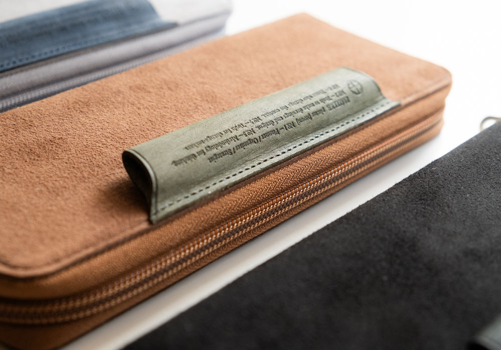 The exterior pen loop of PLOTTER Long Zipper Pen Case features the Horse Hair II leather.