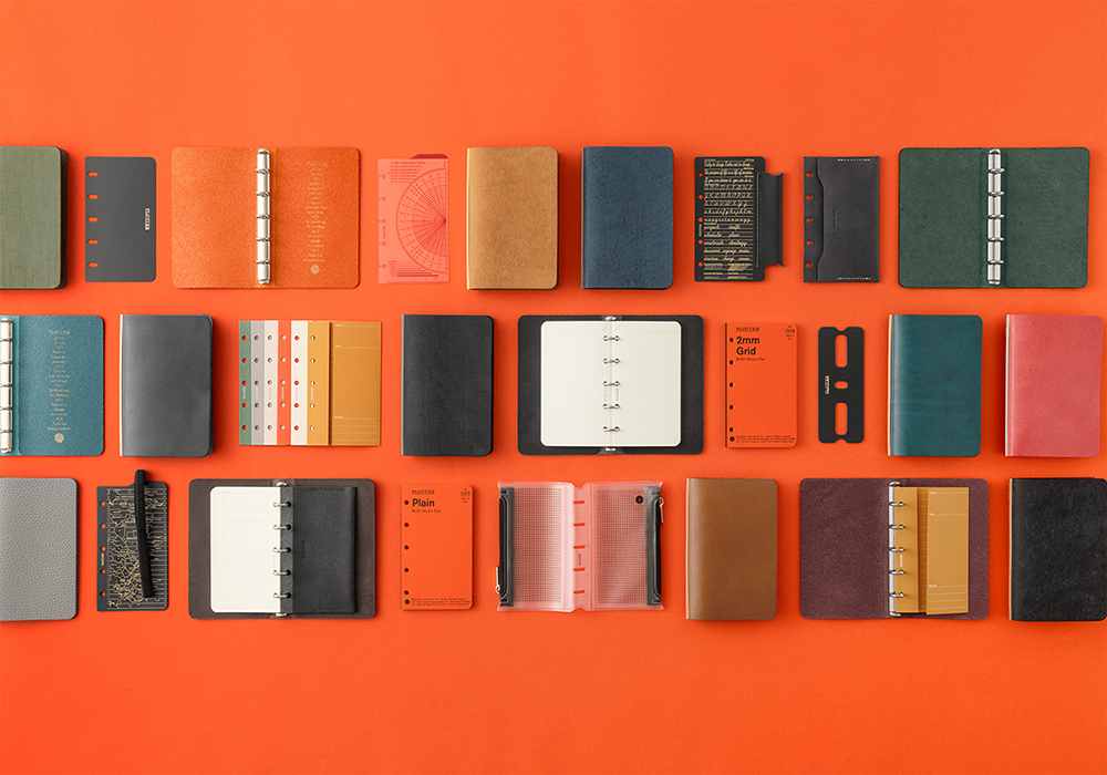 The full collection of PLOTTER leather binders and accessory refills in Mini 5 Size.